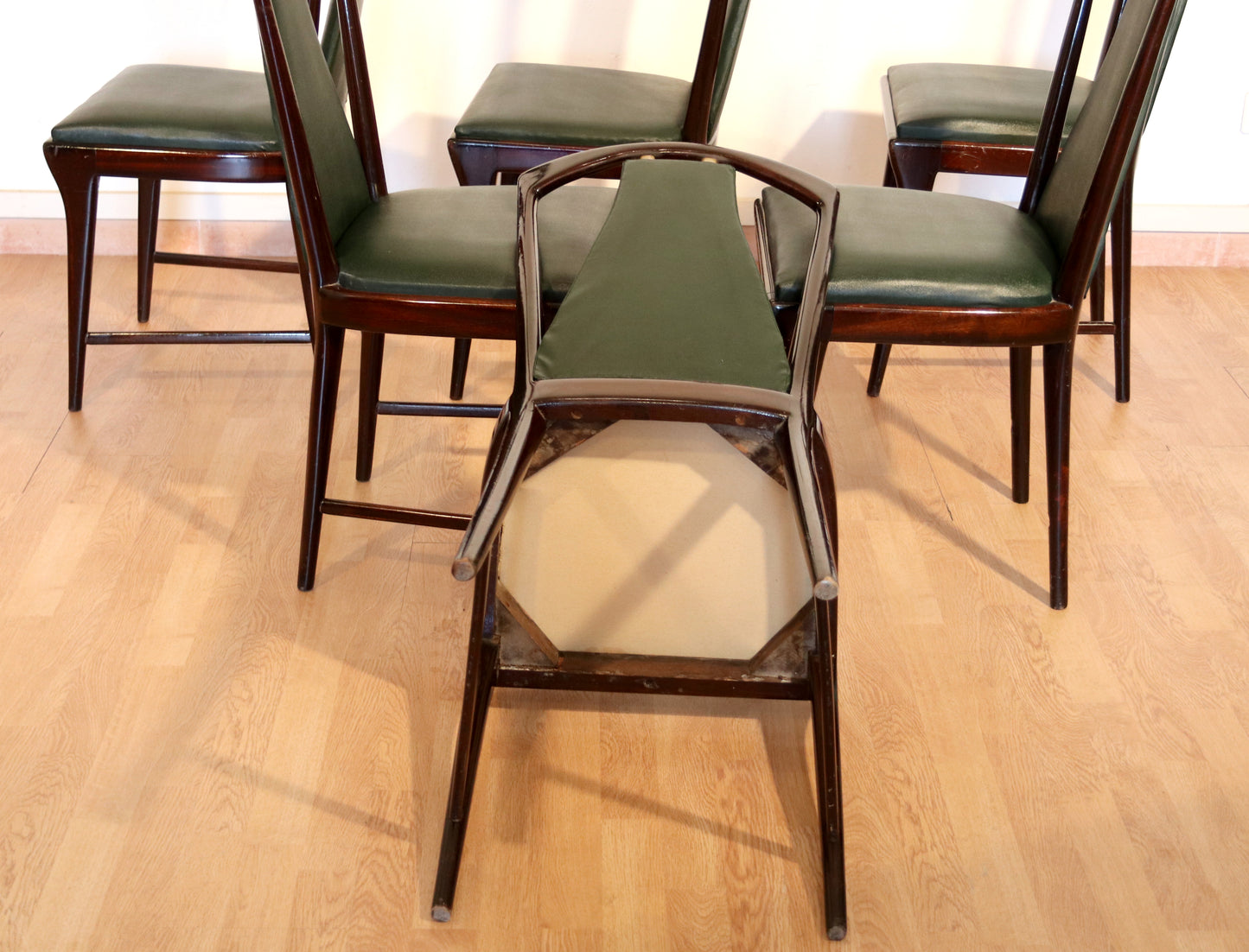 6-teiliges Set aus Mid-Century Stühlen von Osvaldo Borsani, Atelier Borsani Varedo, Mahagoni, Palisander, Leder und Messing, Italien, 1950er Jahre