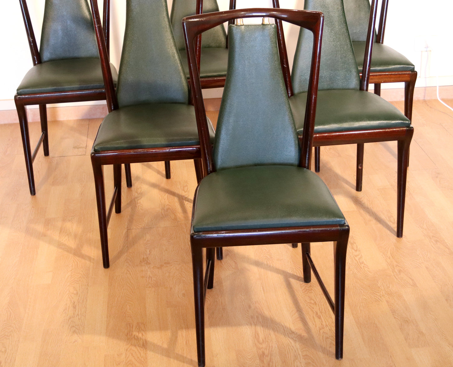 6-teiliges Set aus Mid-Century Stühlen von Osvaldo Borsani, Atelier Borsani Varedo, Mahagoni, Palisander, Leder und Messing, Italien, 1950er Jahre