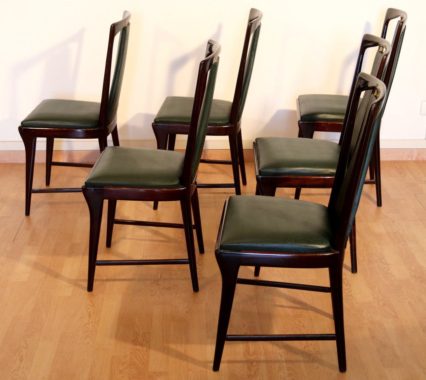 6-teiliges Set aus Mid-Century Stühlen von Osvaldo Borsani, Atelier Borsani Varedo, Mahagoni, Palisander, Leder und Messing, Italien, 1950er Jahre