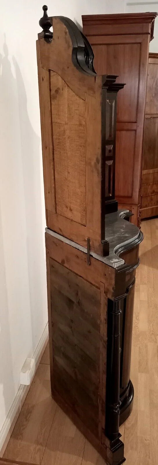 Antica angoliera in legno con splendido intaglio e corpo inferiore in ottime condizioni