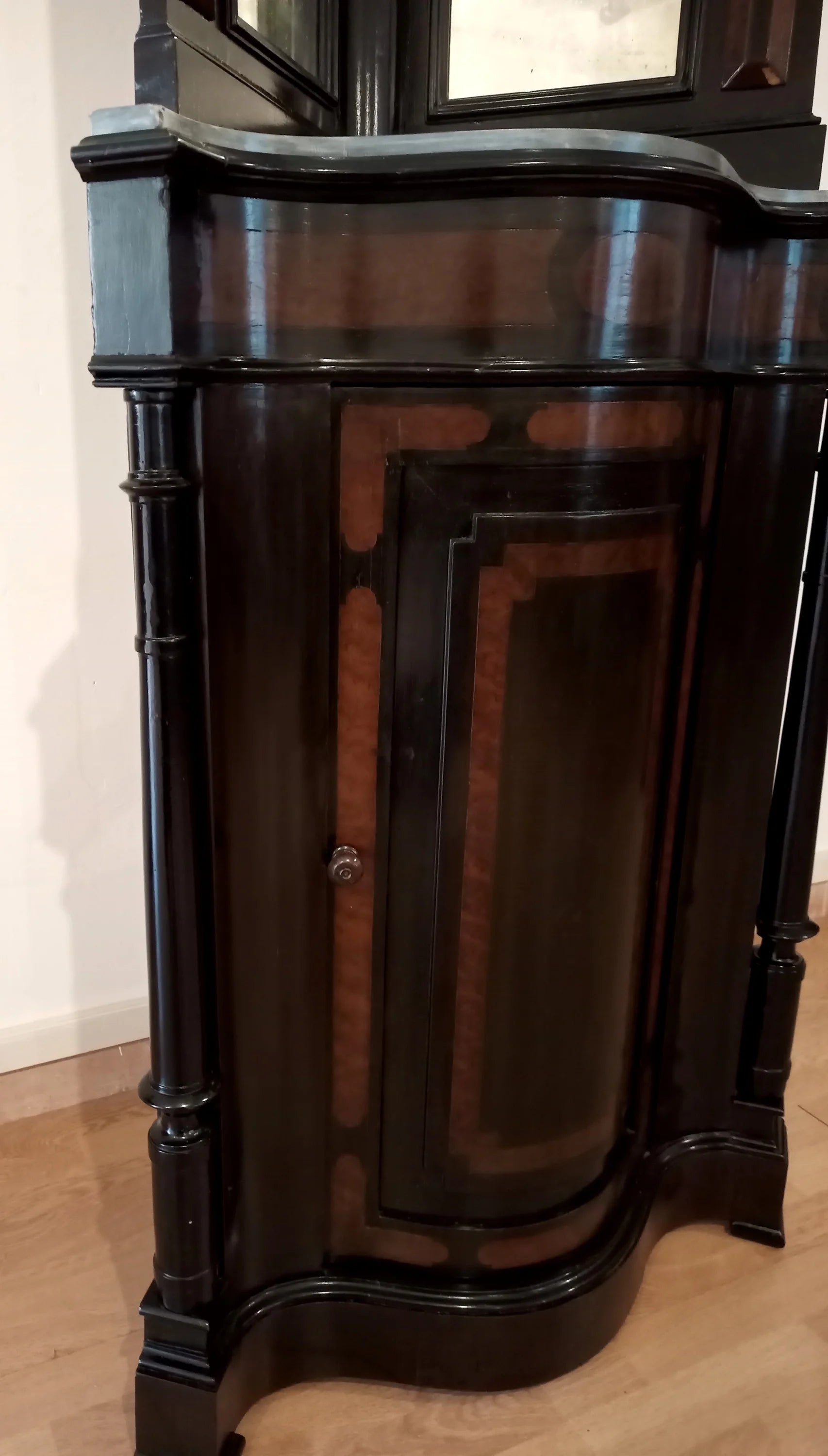 Splendida angoliera in legno scuro con lati curvi e rifiniture nere decorativi in ottime condizioni