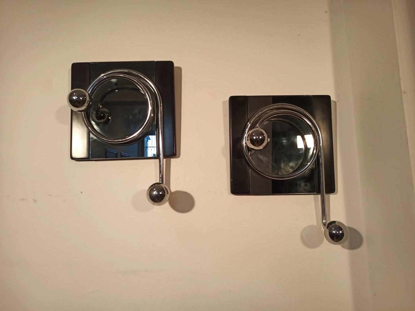 Due eleganti ganci appendiabiti da parete neri con cupola in vetro e bracci metallici design willy rizzo anni 70