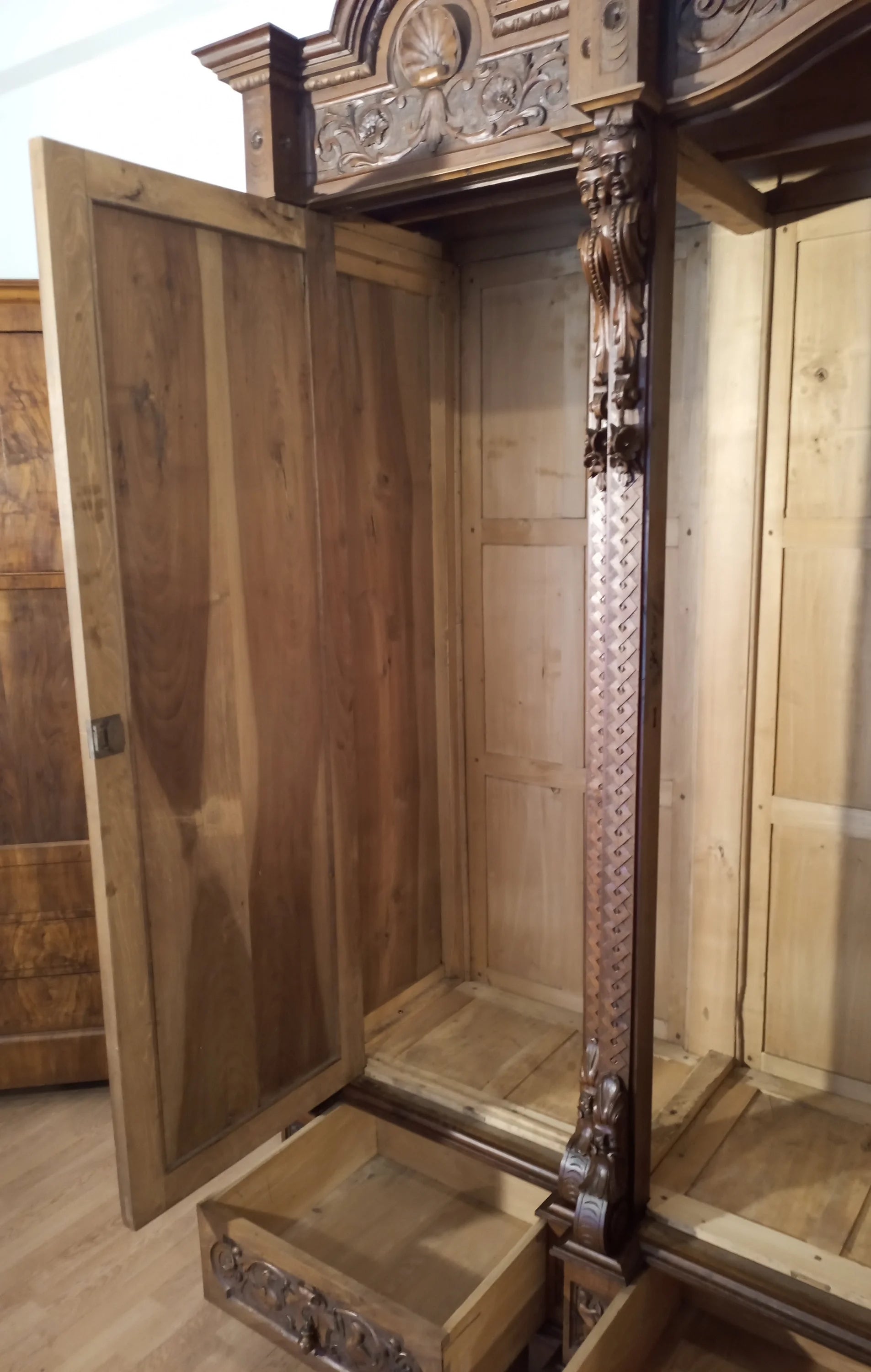 Armadio antico stile rinascimentale italia fine xix secolo in legno intagliato con porta aperta e dettagli decorativi