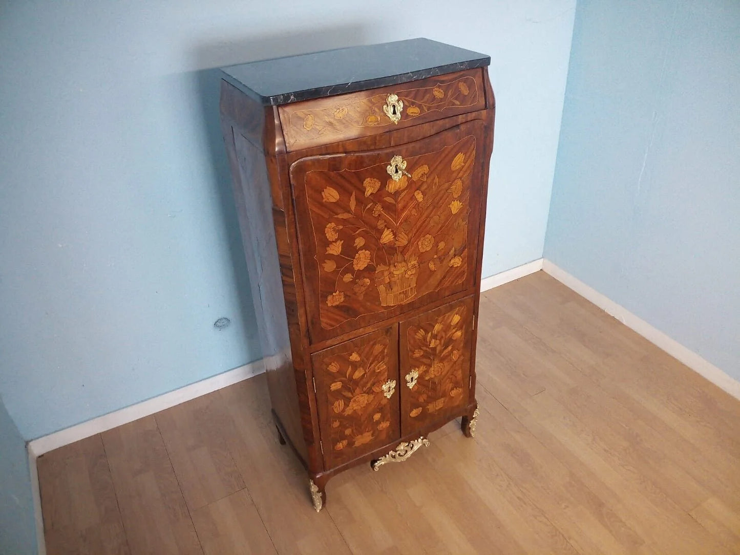 Cassettiera secrétaire luigi xvi in legno con intarsi floreali e maniglie in ottone elegante e funzionale dell 800