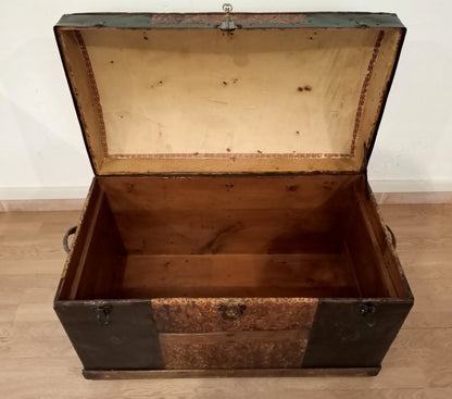 Antico baule bombato epoca 800 in legno con rinforzi metallici angolari restaurato aperto
