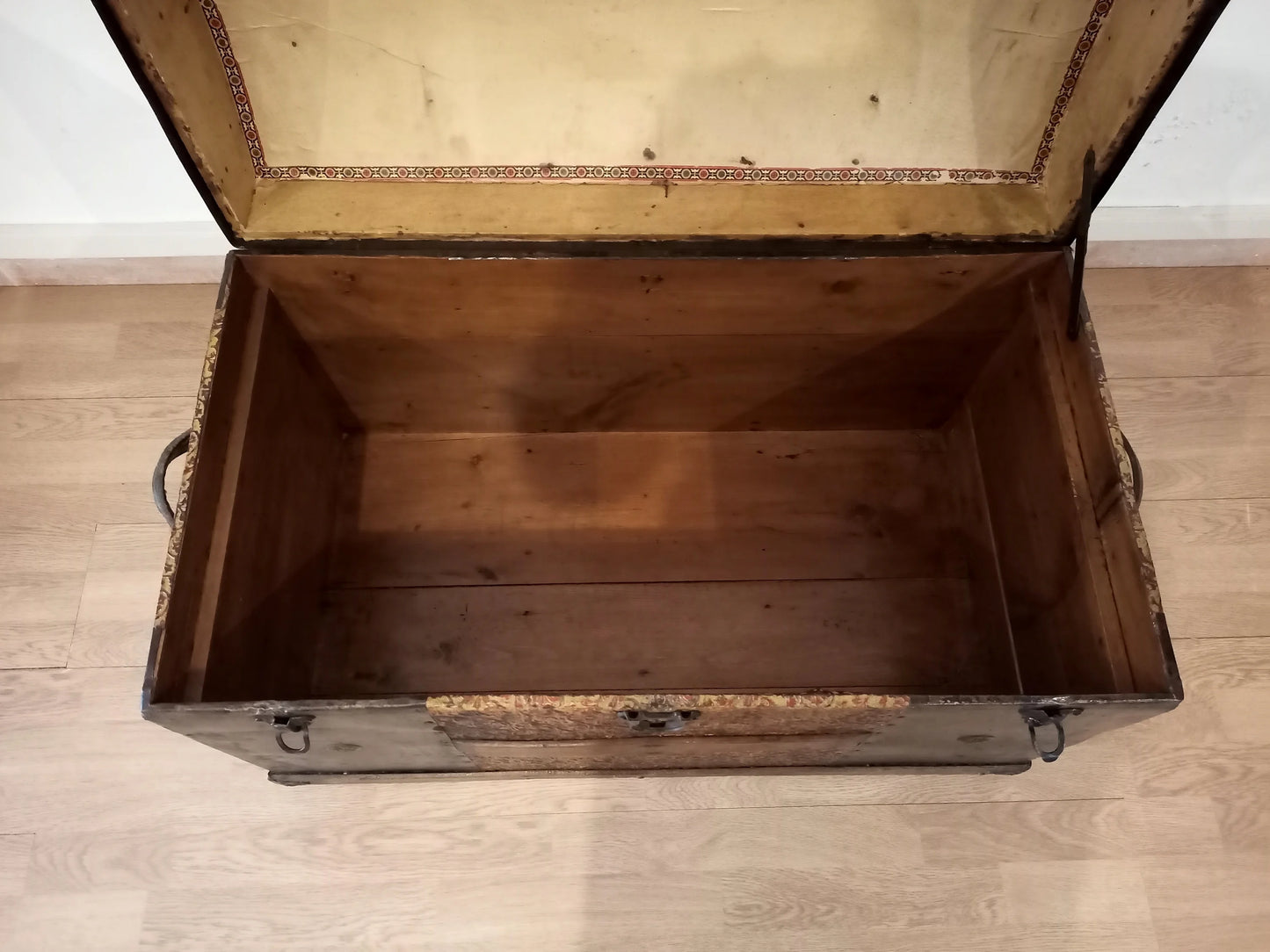 Antico baule bombato epoca 800 restaurato in legno con ferrature metalliche e cerniere vuoto interno
