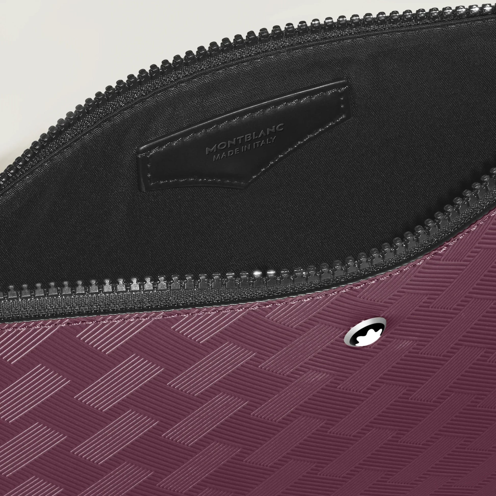 Montblanc astuccio extreme 3.0 cassis 199410 zip pouch nero e bordeaux con motivo intrecciato e emblem montblanc argento