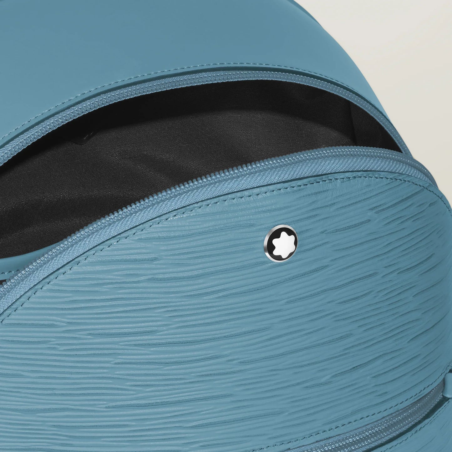 Montblanc zaino piccolo 4810 pelle blu fumo con logo stella argentato sulla cerniera di mini zaino in pelle testurizzata