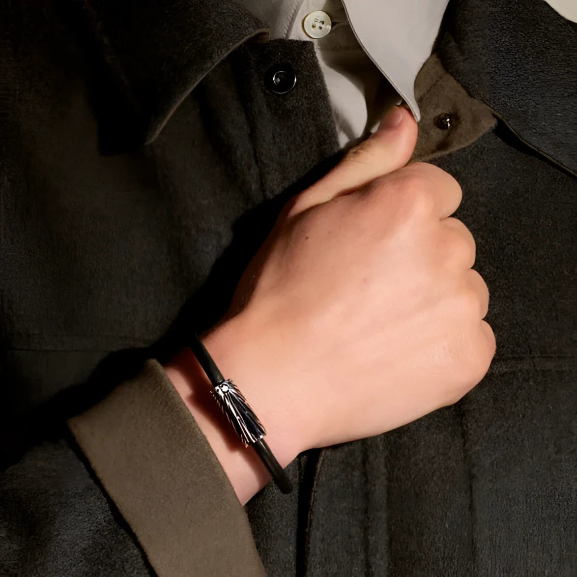 Bracciale montblanc meisterstück in pelle nera con chiusura a nappina argentata dalla collezione the origin