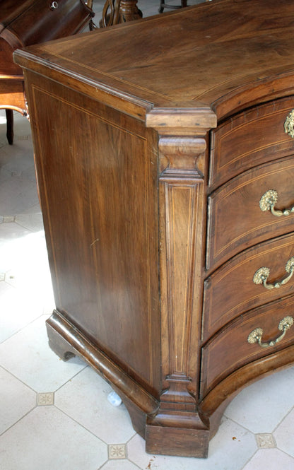 Antico canterano in noce XVIII secolo con raffinato cassettone e fronte ricurvo in linea elegante e pomoli in ottone