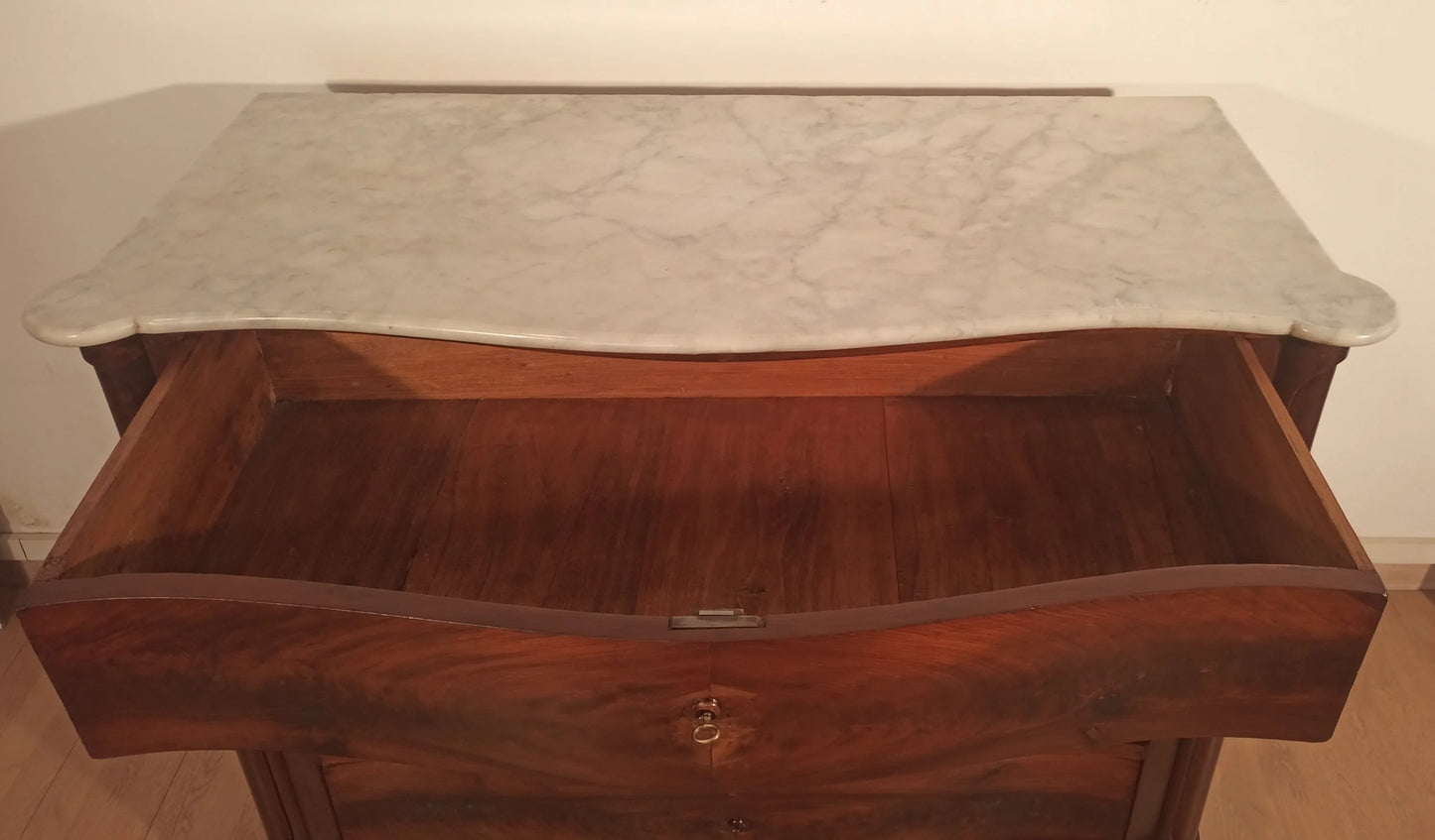 Cassettone luigi filippo in piuma di mogano con ripiano in marmo bianco carrara xix secolo elegante e funzionale