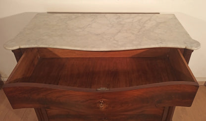 Cassettone luigi filippo in piuma di mogano con ripiano in marmo bianco carrara xix secolo elegante e funzionale