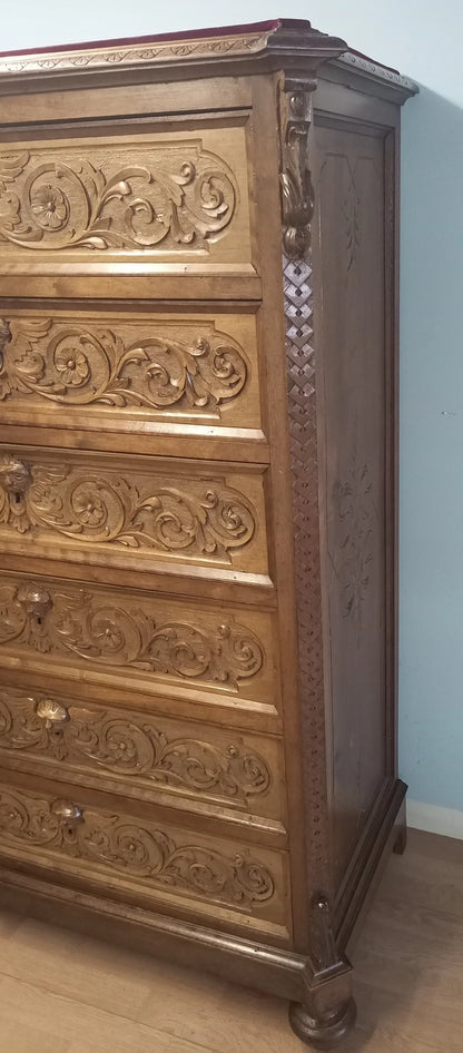 Cassettiera italiana in noce italiana ottocentesca con pannelli intagliati e cassetti decorativi in legno noce intagliato