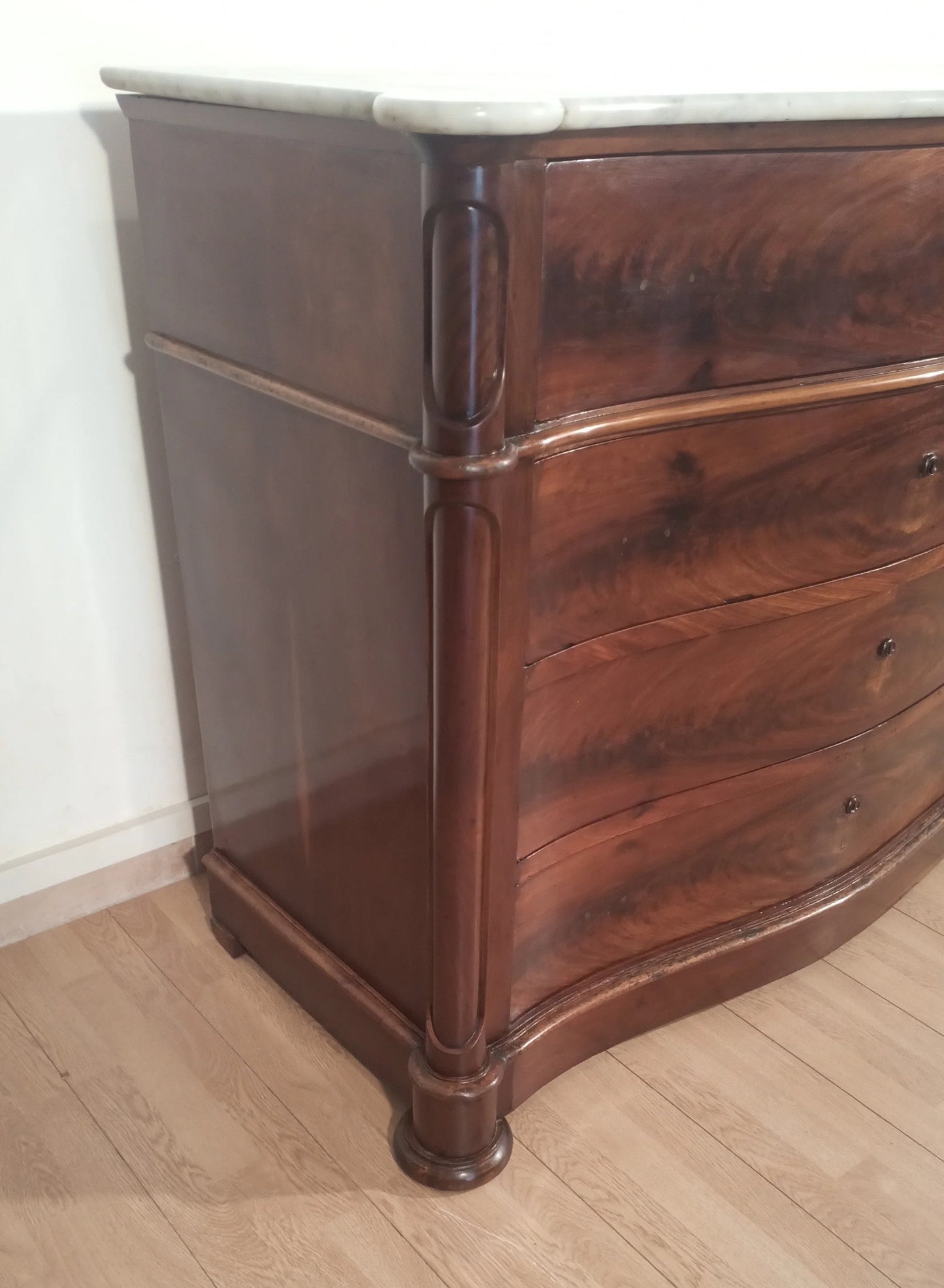 Cassettone luigi filippo in piuma di mogano con ripiano in marmo bianco carrara xix secolo