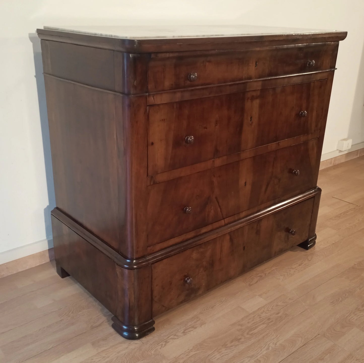 Cassettiera in legno italiana del xix secolo con cinque cassetti, angoli curvi e piedi decorativi scuri