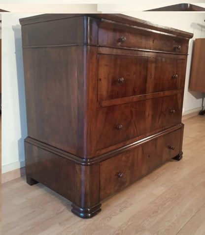 Cassettiera in legno italiana con quattro cassetti e modanature decorative in legno scuro xix secolo