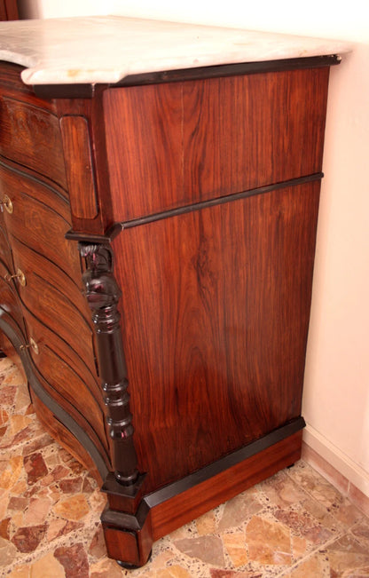 Elegante cassettone napoletano in palissandro xix secolo con intagli e piano in marmo raffinato
