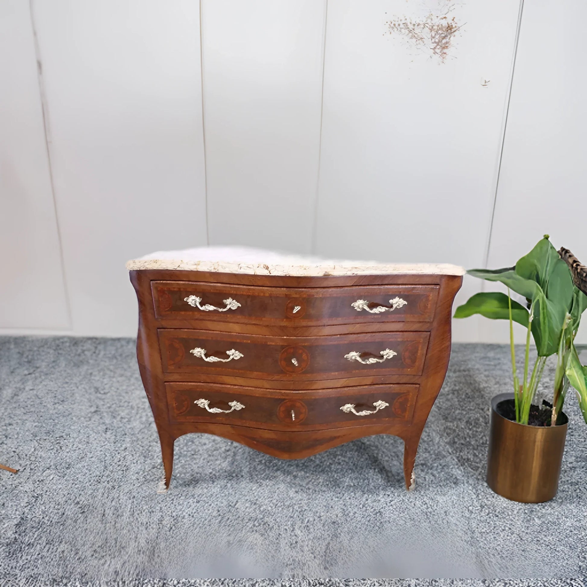 Comò Luigi XV in bois de rose intarsiato con 3 cassetti e piano in marmo restaurato elegante e funzionale