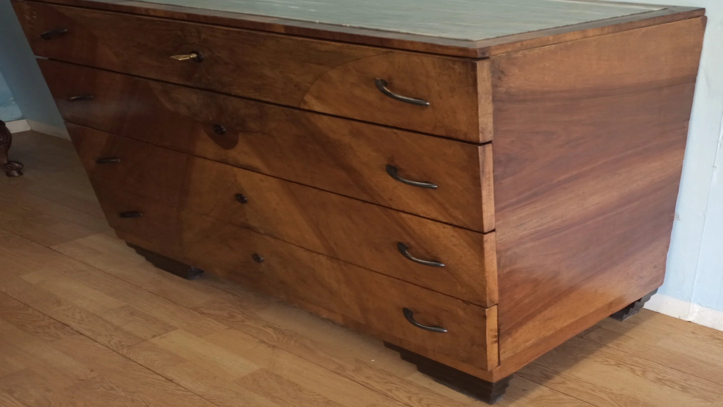 Cassettiera legno vintage con quattro cassetti e maniglie in metallo curvo per camera letto elegante