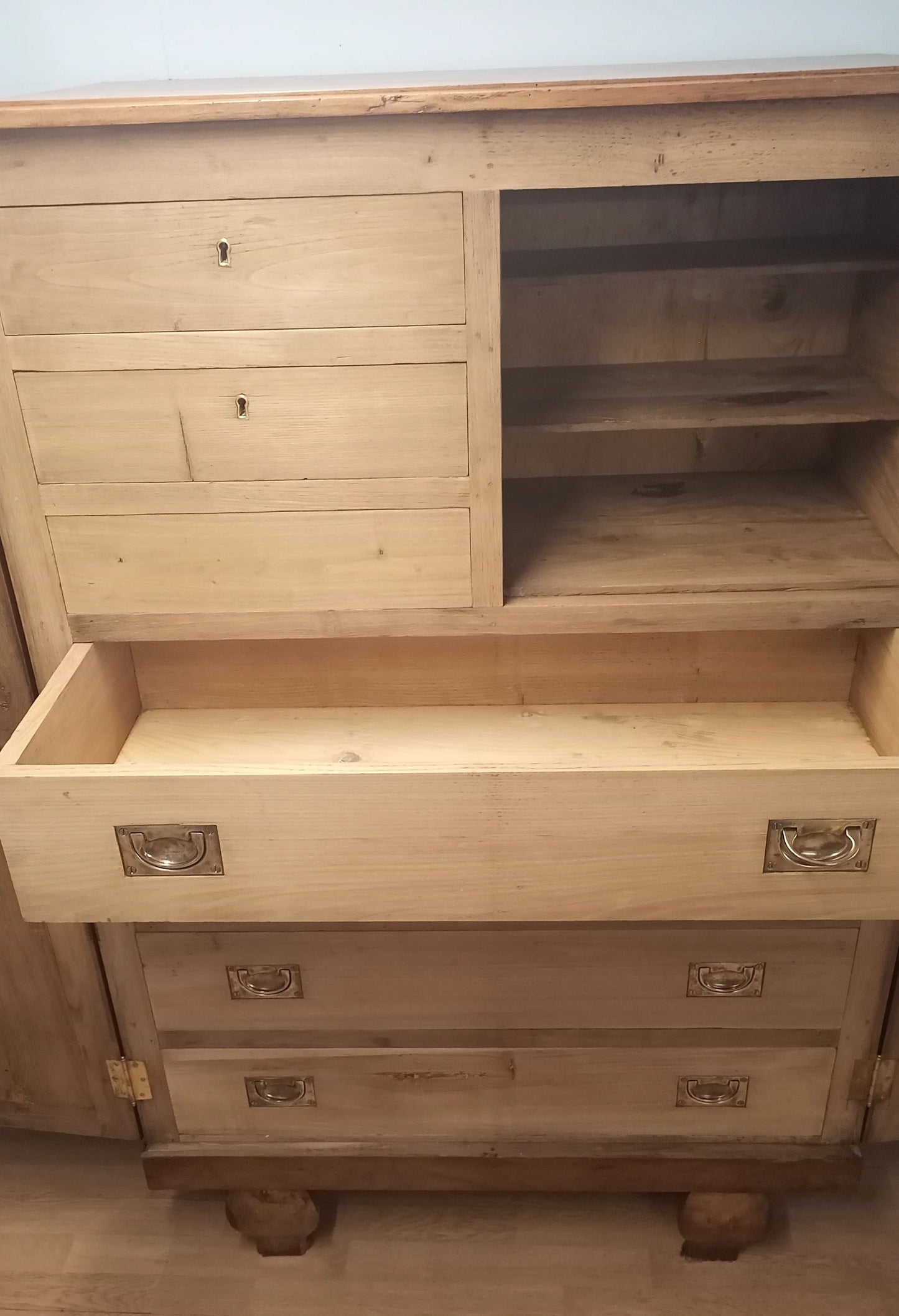 Mobile in noce inizi 900 restaurato con cassettiera interna e ripiano aperto in legno massello