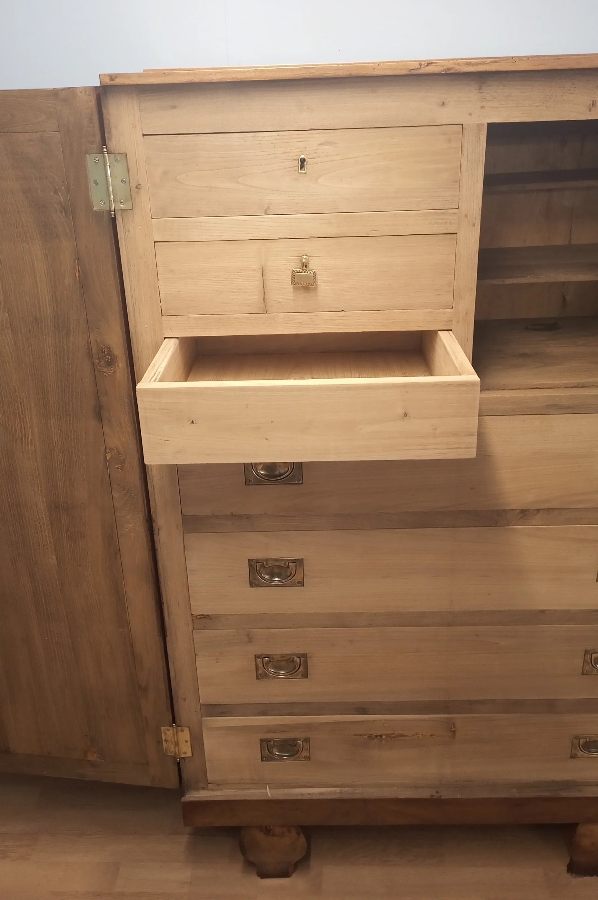 Mobile in noce inizi 900 restaurato con cassettiera interna e cassetti in legno e ferramenta in ottone