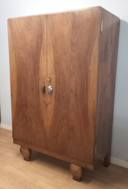 Mobile in noce con cassettiera interna restaurato inizi 900 con due ante e piedi decorativi in legno