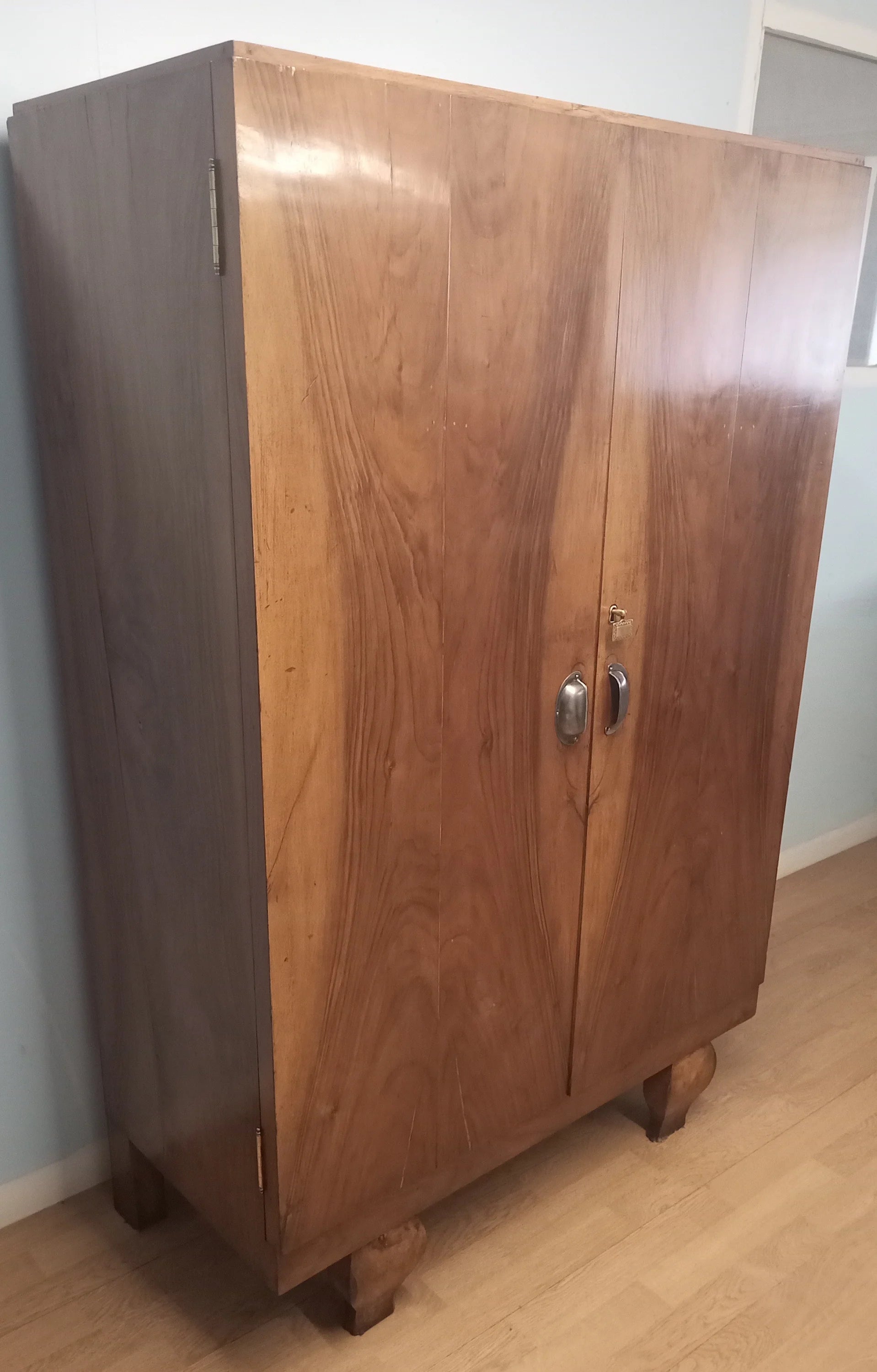 Mobile cassettiera in noce con due ante e gambe corte restaurato inizi 900 in legno massello