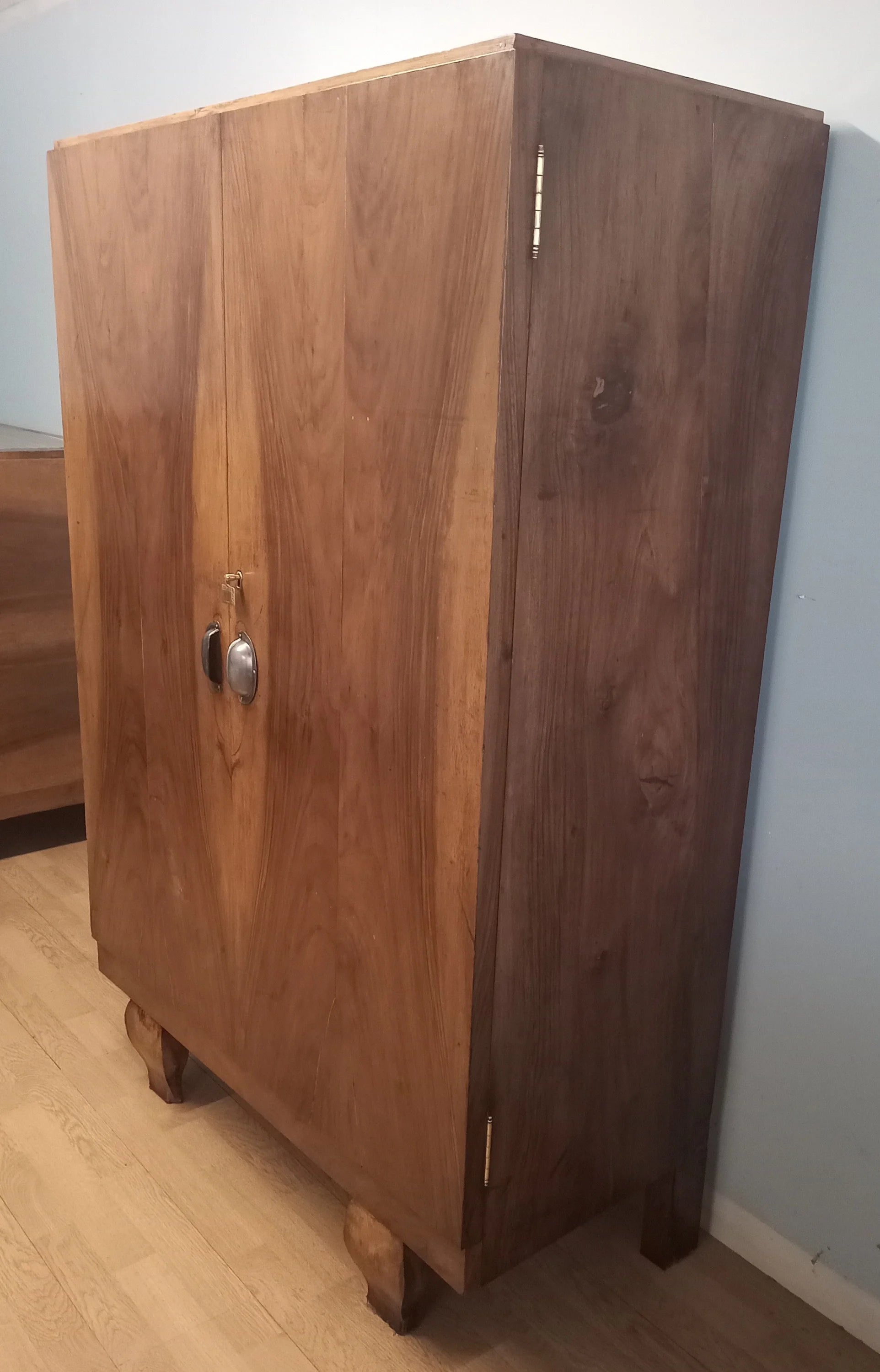 Mobile in noce con cassettiera interna e porta singola su gambe corte restaurato inizi 900