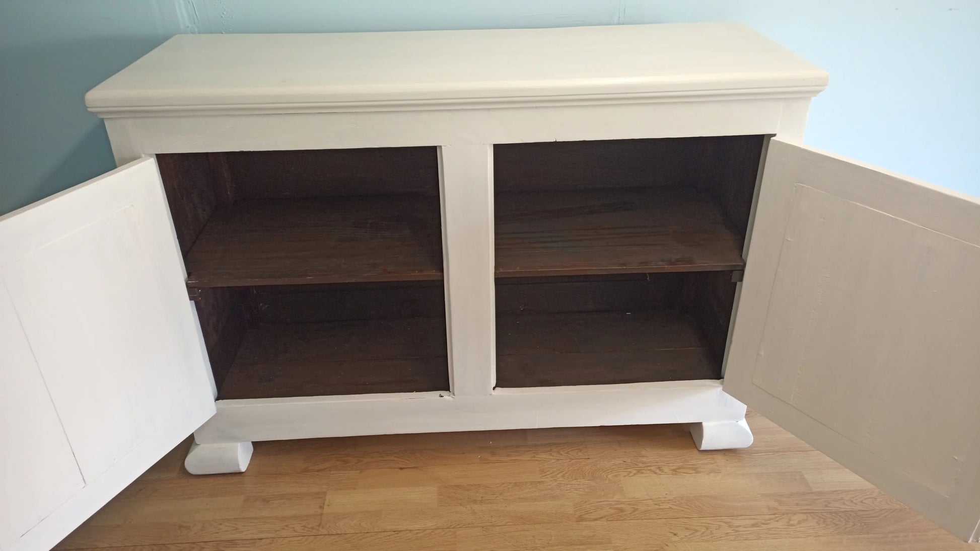 Madia credenza dispensa design provenzale shabby con struttura bianco avorio e ripiani interni marroni, credenza italiana realizzata
