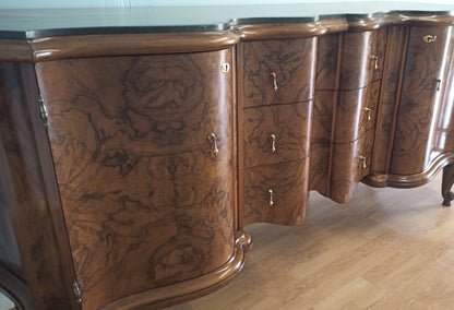 Credenza bassa chippendale in radica di noce con cassetti curvi e motivi intarsiati decorativi
