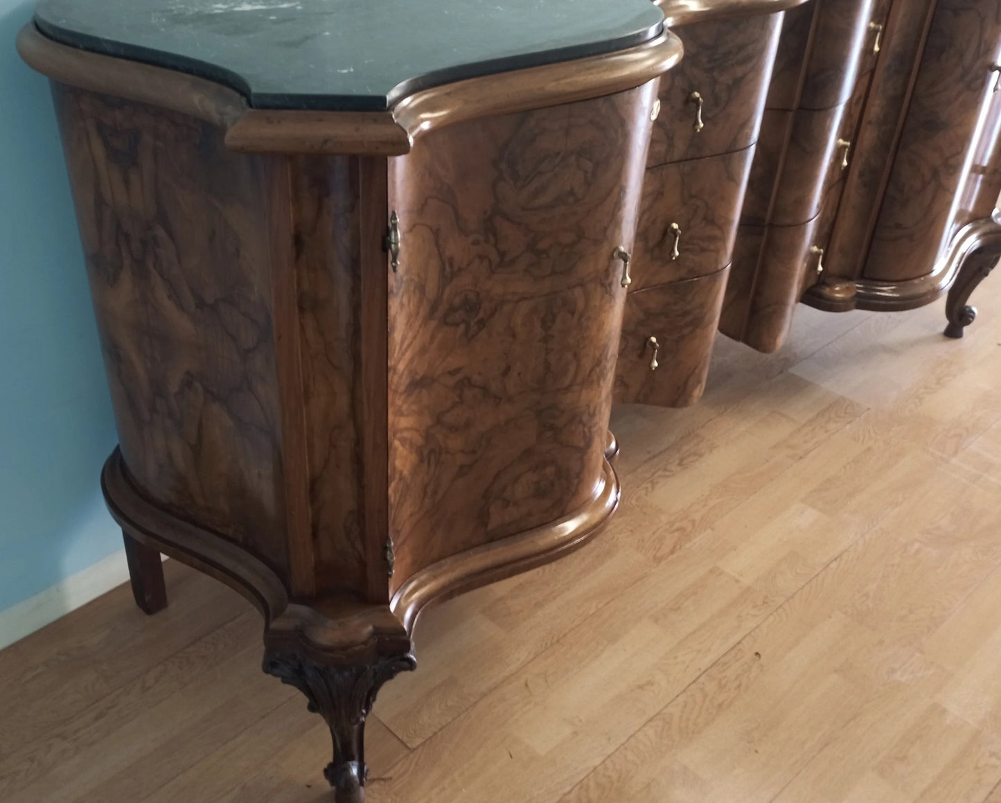 Credenza bassa chippendale in radica di noce con gambe ornate e motivo decorativo in legno curvato