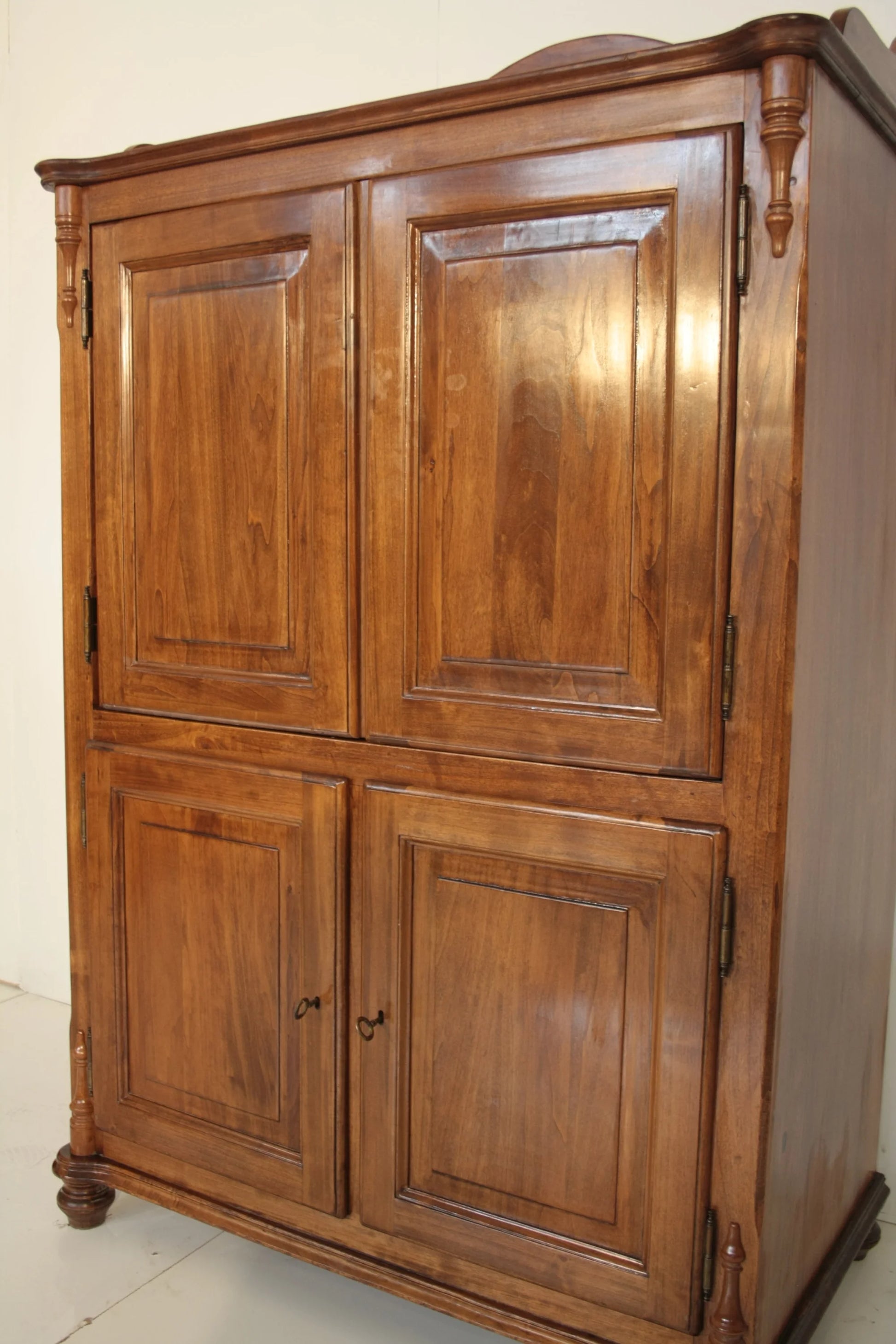 Armadio in legno con quattro ante a pannelli e piedi torniti, credenza classica per tv di dario raia antiquariato vintage