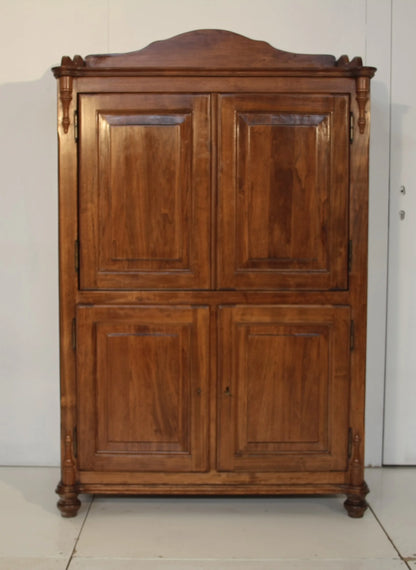 Armadio in legno con quattro ante a pannelli e cornice decorativa credenza classica dario raia antiquariato vintage