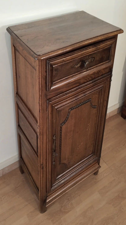 Credenza bassa vintage in legno di rovere con cassetto e anta intagliata in stile rustico