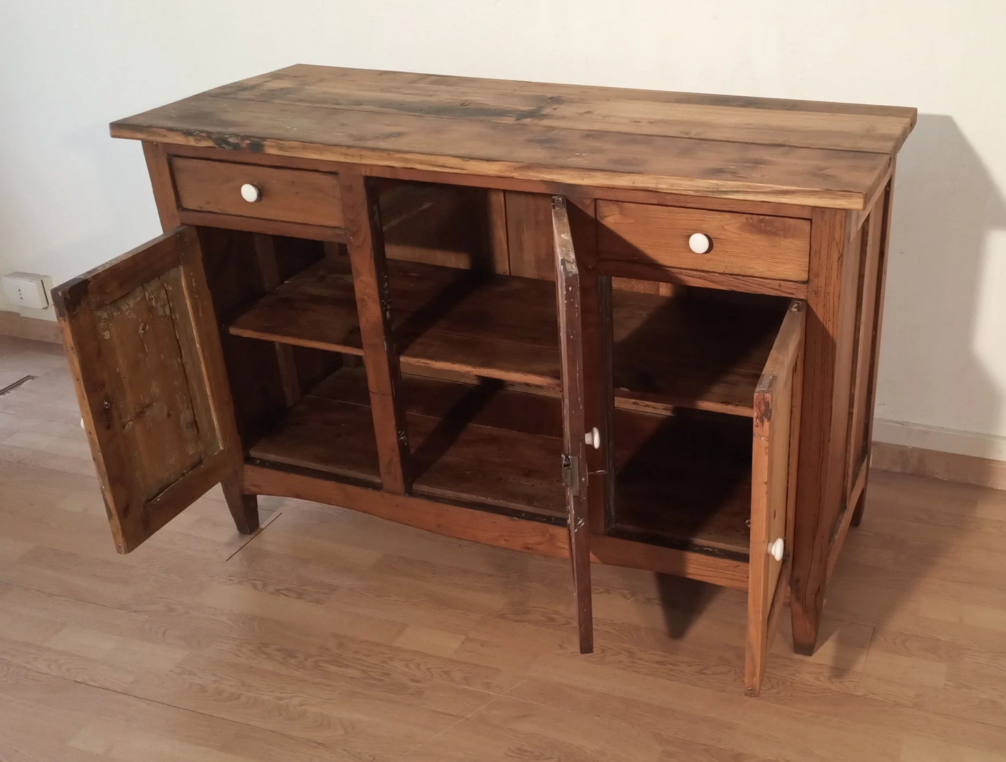 Credenza bassa in pino rustica italia fine xix secolo con due cassetti e ante mostrando ripiani interni