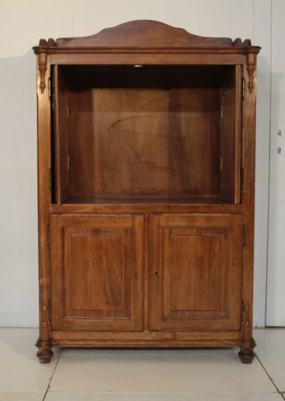 Credenza classica in legno con area espositiva aperta e ante chiuse, mobile tv con televisore a scomparsa dario raia antiquariato