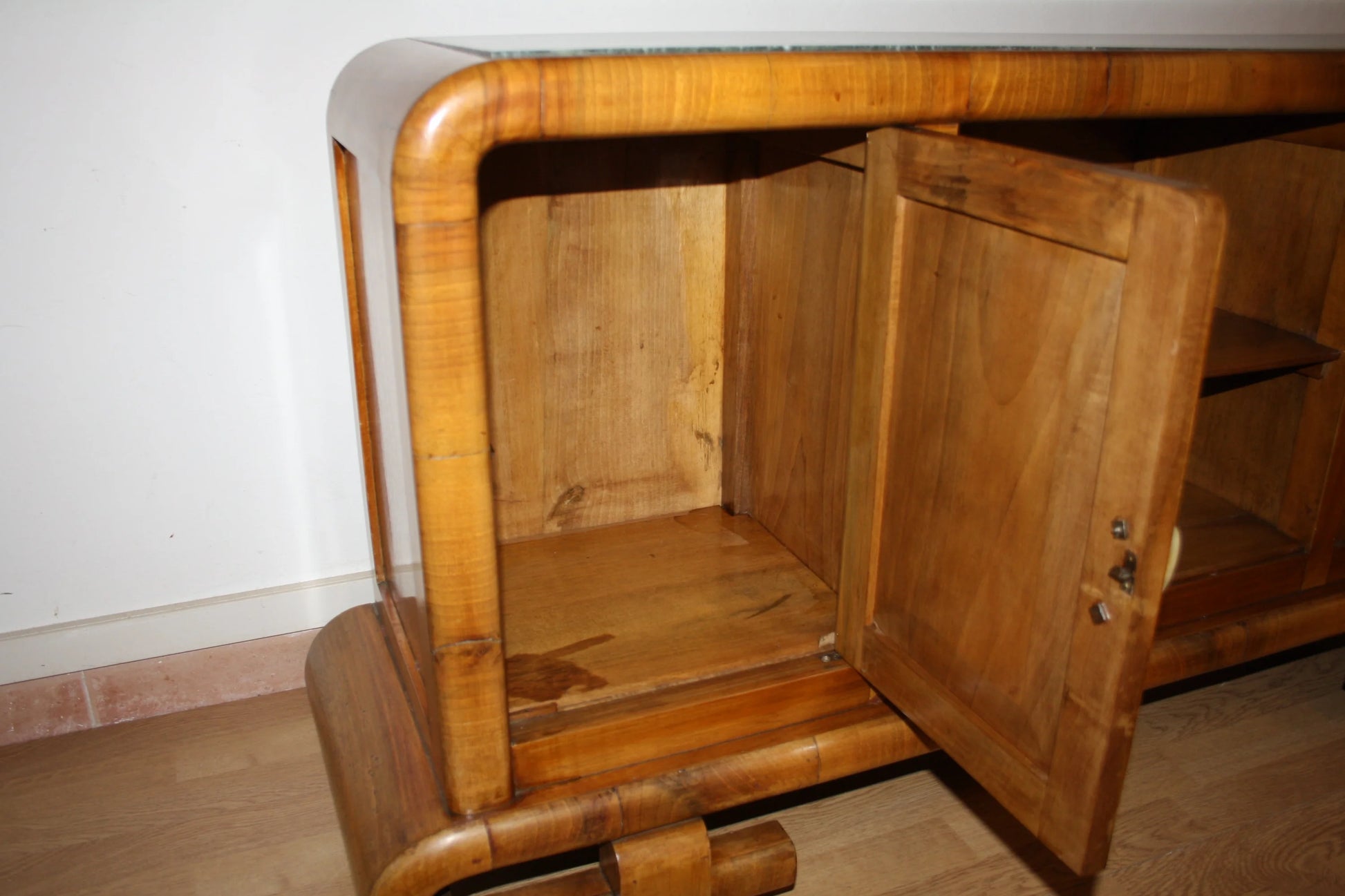 Toeletta in noce art decò anni 50 con ante aperte in stile antiquariato modernariato vintage italiano