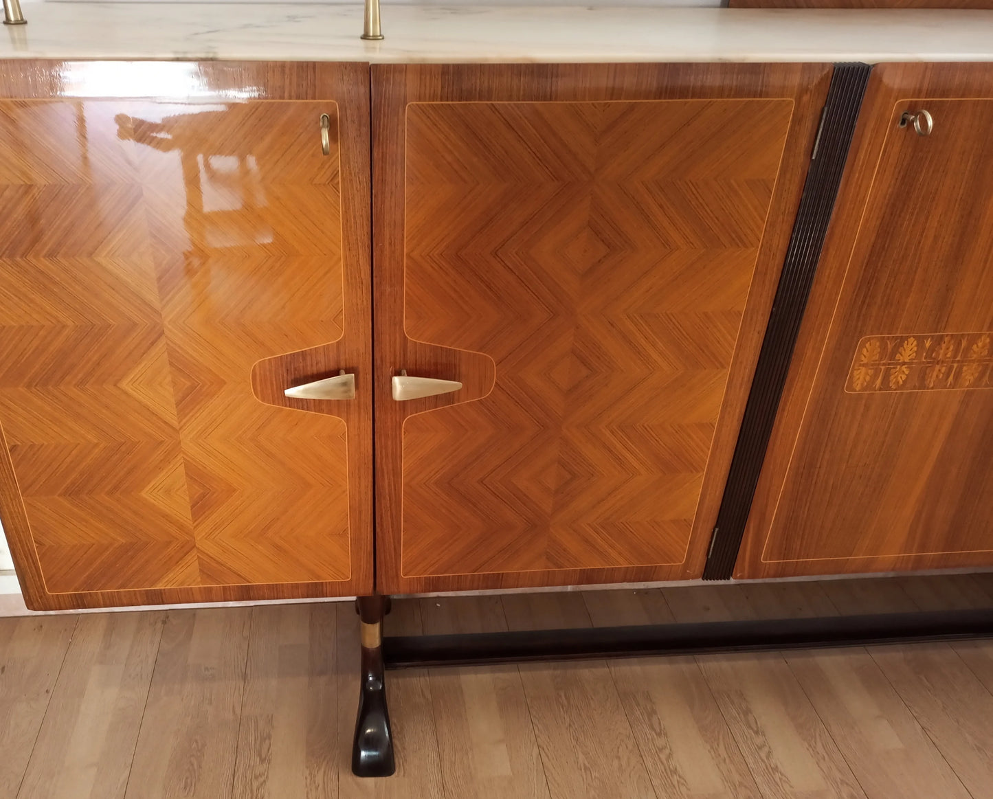 Credenza mid-century vittorio dassi in legno con ante a motivo chevron e finitura lucida mobile bar consolle