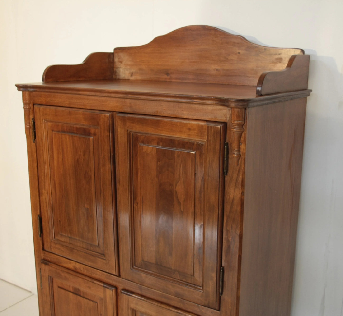 Wooden credenza classica with raised back panel and double doors by dario raia antiquariato vintage furniture