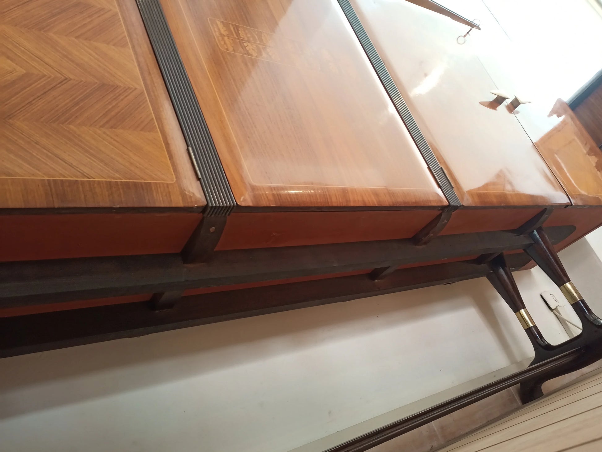 Credenza mid-century vittorio dassi con piano in parquet e supporti in metallo mobile bar consolle elegante