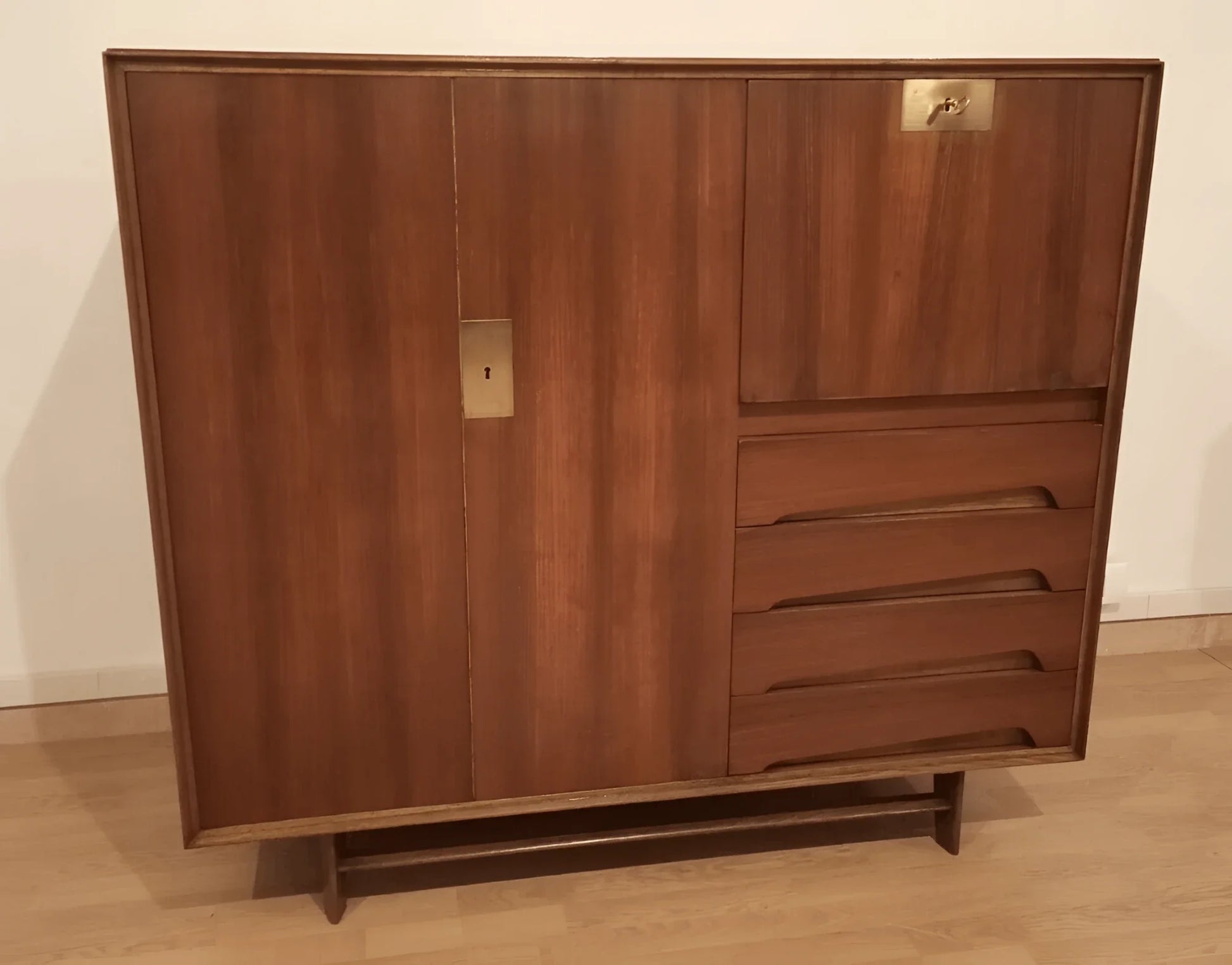 Credenza edmondo palutari restaurata in legno con cassetti e maniglie in ottone stile vintage 1950