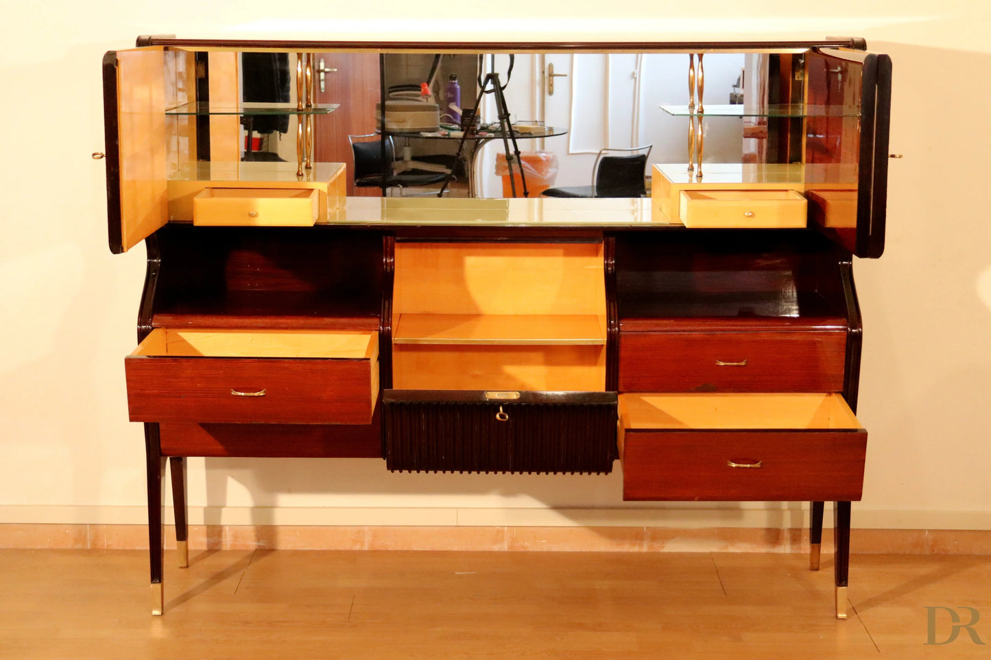 Credenza di metà secolo di Osvaldo Borsani in mogano con finitura lucida, sezione superiore a specchio e ripiani in vetro