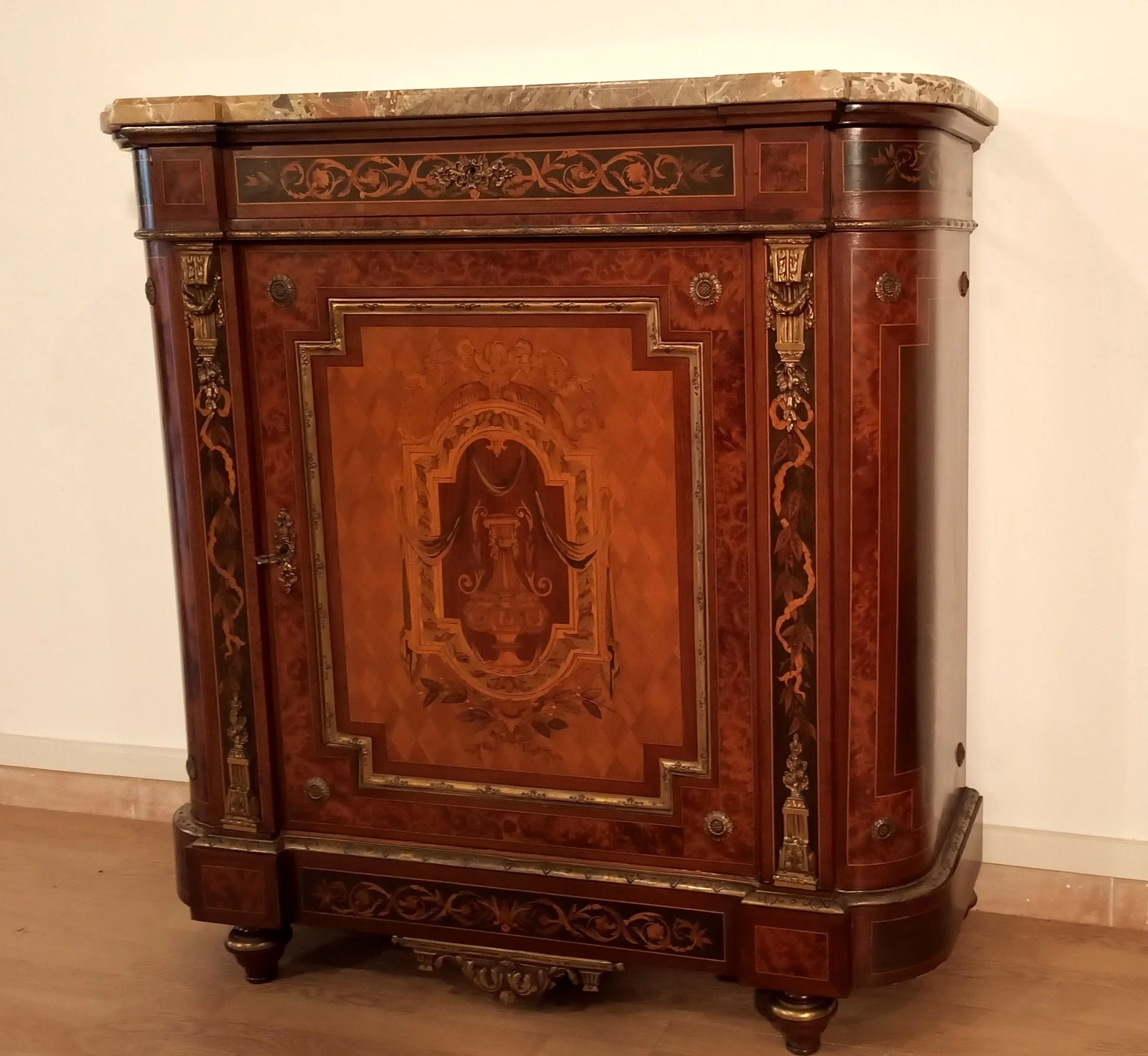 Splendida credenza bassa intarsiata con applicazioni in ottone e marmo in varie essenze di legno del xx secolo