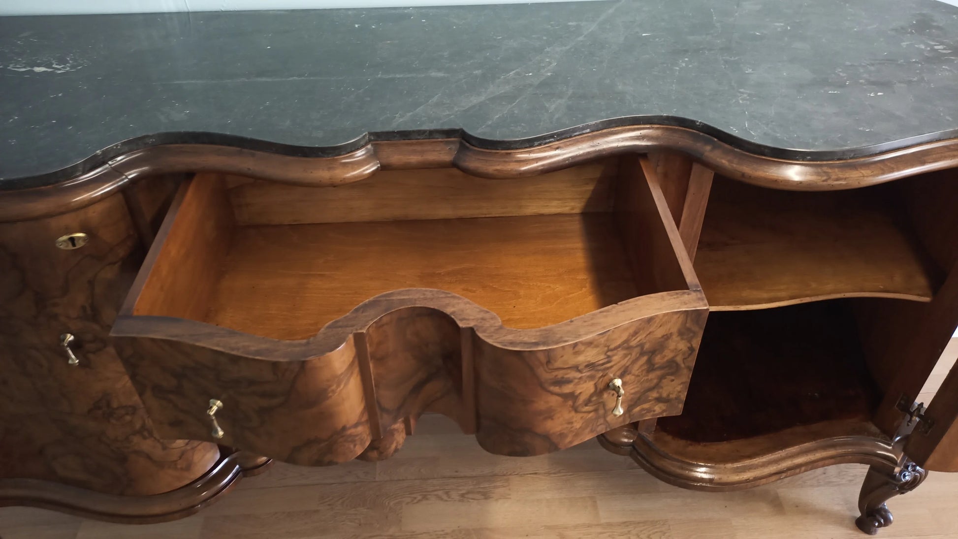 Credenza bassa chippendale in radica di noce con mensole incorporate e bordi curvi in legno intagliato ornato