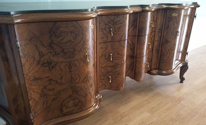 Credenza bassa chippendale in radica di noce con cassetti curvi e intarsi decorativi in stile deco