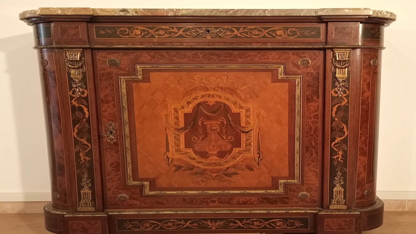 Splendida credenza bassa con piano in marmo, intarsi in legno e applicazioni in ottone, XX secolo