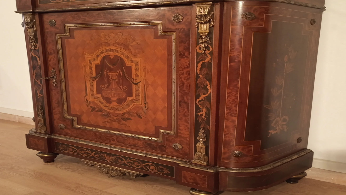 Splendida credenza bassa intarsiata con applicazioni ottone e marmo in legno di varie essenze XX secolo