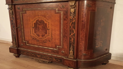 Splendida credenza bassa intarsiata con applicazioni ottone e marmo in legno di varie essenze XX secolo