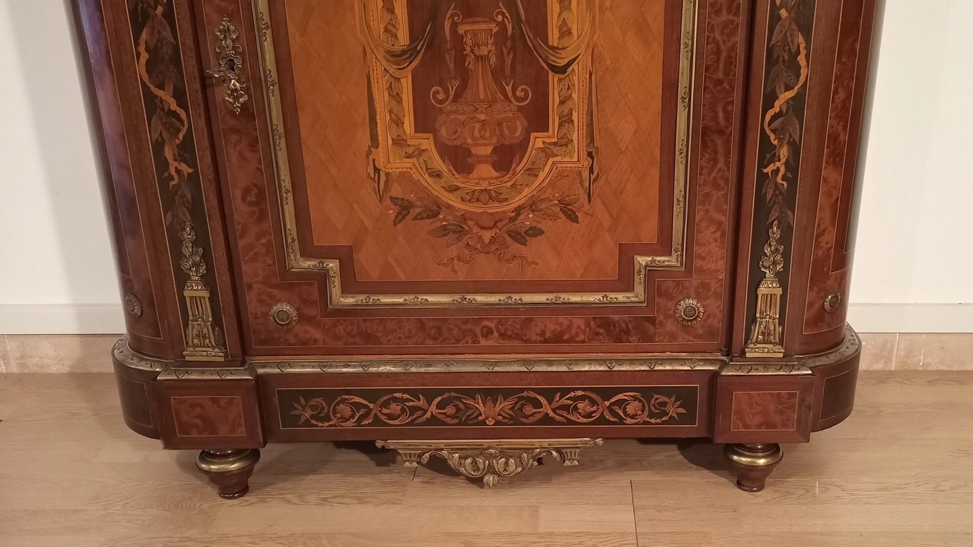 Base di splendida credenza bassa in legno intarsiato con applicazioni in ottone e marmo dello xx secolo