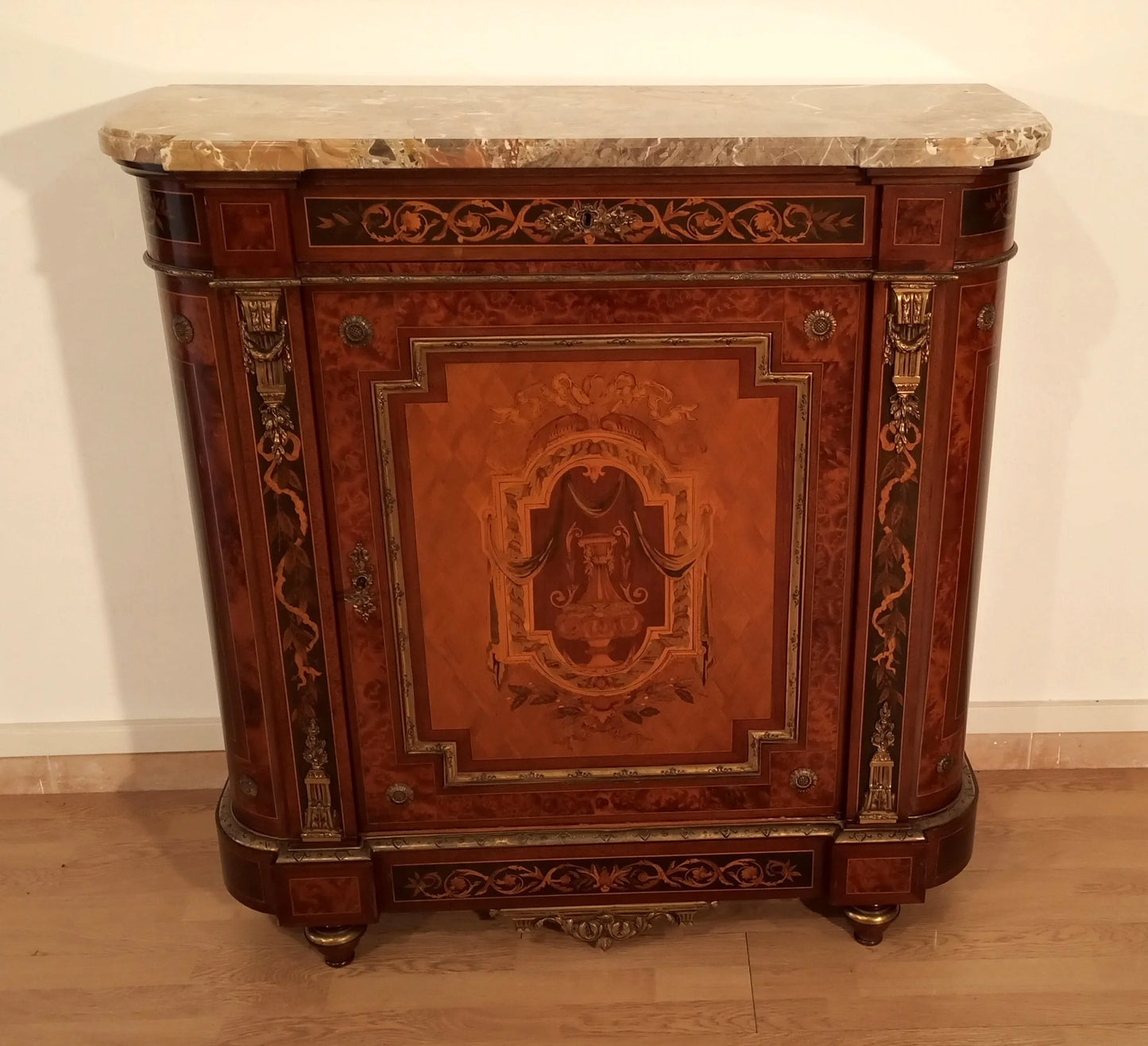 Splendida credenza bassa vittoriana con piano in marmo e intarsi in diverse essenze di legno con applicazioni in ottone